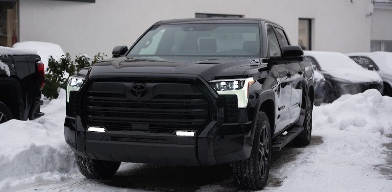 Toyota Tundra áll a Mázsa téri telephelyen