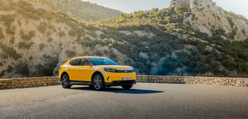 Ford Capri áll a hegyvidéki parkolóban