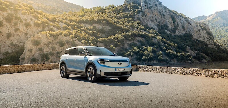 Ford Explorer áll a hegyvidéki parkolóban