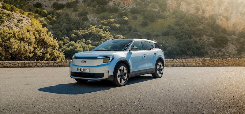 Ford Explorer áll a napsütésben