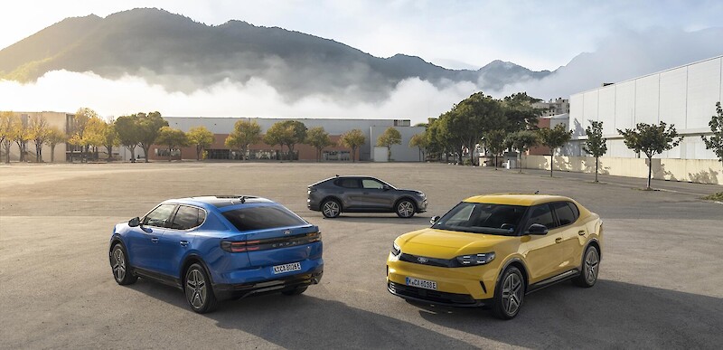 Ford Capri modellek állnak a nyári napsütésben