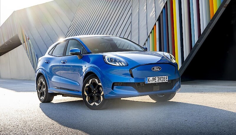 Ford Puma Gen-E áll a színes épület előtt