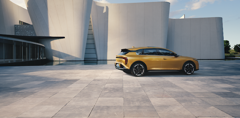 Kia K4 oldalról fotózva