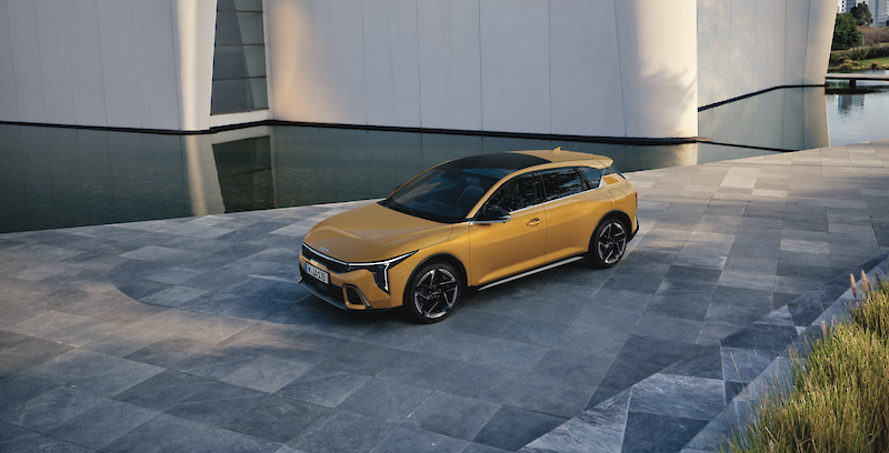 Kia K4 áll a mesterséges víz mellett