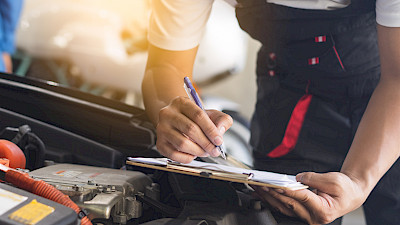 Szerelő hibákat jegyzetel fel egy papírra