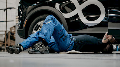 Szerelő személyautót javít