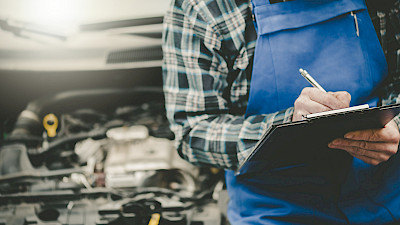 Szerelő hibákat jegyez fel egy papírra