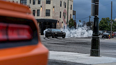 Dodge Challenger driftel a városban