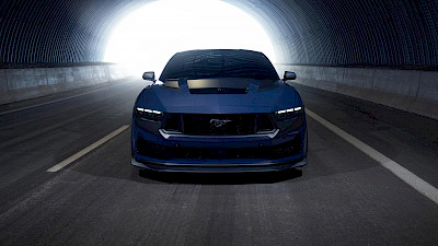 Ford Mustang halad az alagútban