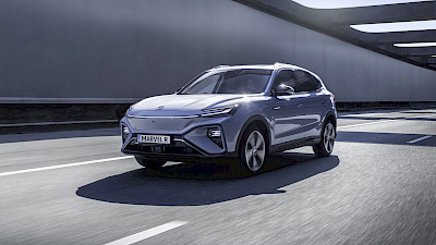 MG Marvel halad az aluljáróban