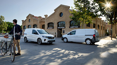 Két Nissan Townstar áll egy épület előtt