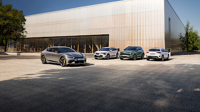 Kia modellek állnak egy modern épület előtt