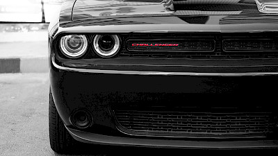 Dodge Challenger jobb első lámpája