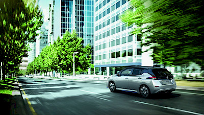 Nissan Leaf halad a városban