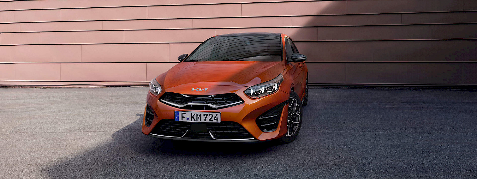 Kia Ceed áll egy fal előtt