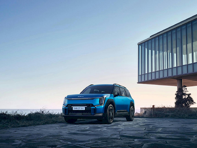 Kia EV9 áll egy modern épület előtt